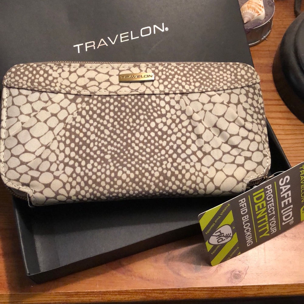 Travelon wallet